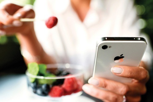 Apple Sudah Mulai Produksi  Woman with iPhone