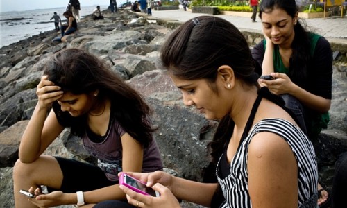 Perempuan India Akan Memiliki Ponsel dengan Tombol Darurat 1 india