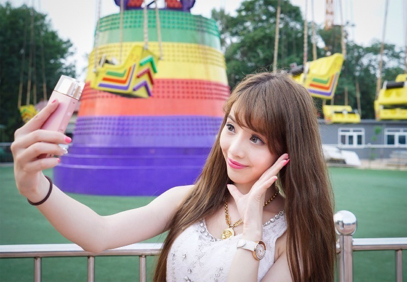 5 Smartphone Selfie Di Bawah 2 Juta 23 sony perfume bottle selfie camera 2014 08 20 9 1