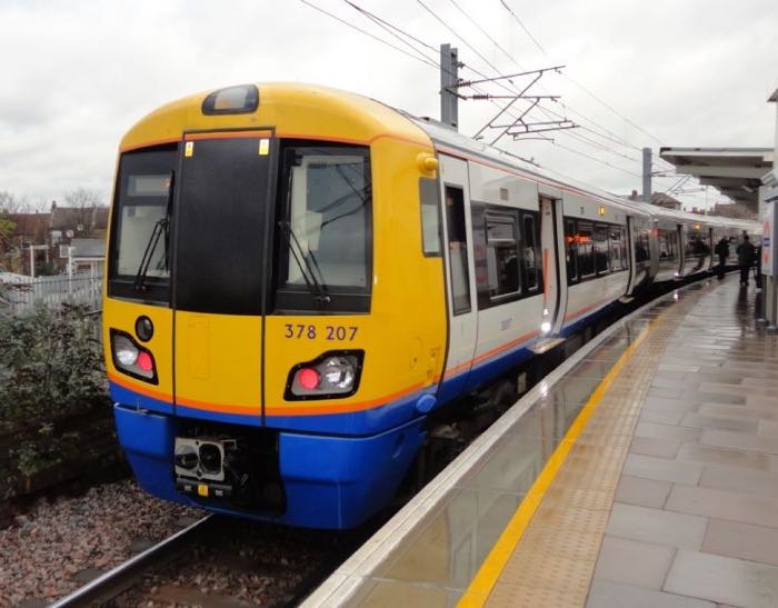 Pria Inggris Ditahan Karena Isi Ulang Baterai iPhone di KRL 4 train