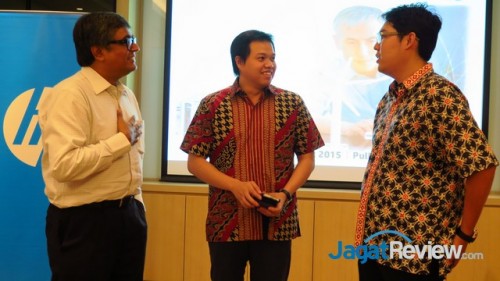 Dukung Data Intensif, HP Luncurkan HP Apollo Systems dan Ragam Solusi Proses Komputasi Baru 1 (Kiri-Kanan): Managing Director, Enterprise Group, HP Indonesia, Hemant Tiwari, bersama dengan Product Manager, HP Servers, HP Indonesia, Ray Christian dan Head of IT Infrastructure Kaskus, Glen Lumanau pada cara temu media HP Apollo Systems di Jakarta.