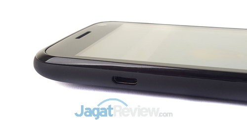 Review Smartphone Android 4G Murah: Bolt PowerPhone E1 15 Slot microUSB berada di sisi sebelah kiri