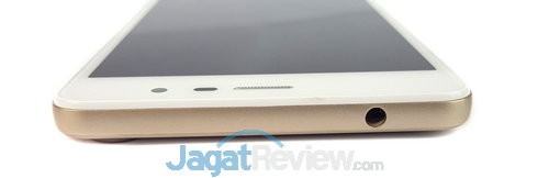 Slot audio jack 3.5mm bisa ditemui di sebelah atas