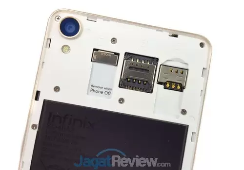 Back cover dibuka, Anda akan menemukan slot Dual-SIM dan microSD