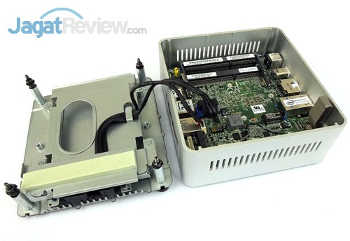 Review Mini PC Desktop: Intel NUC NUC5i3RYH 8 Intel NUC5i3RYH Cover Open