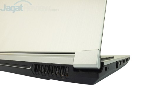 MSI Prestige PE60 2QE Exhaust Ventilation 02
