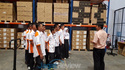 Program Edukasi Axioo Bantu Siswa SMK Siap kerja 1 Siswa SMK Negeri 4 Padalarang mendapatkan pelatihan dari Axioo