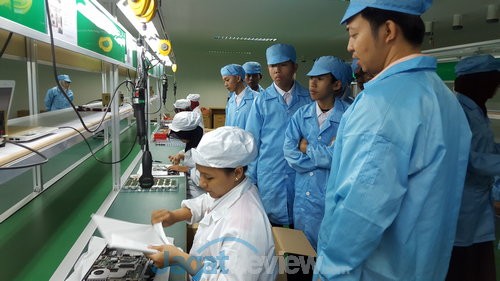 Program Edukasi Axioo Bantu Siswa SMK Siap kerja 2 Mereka juga berkesempatan melihat langsung bagaimana Axioo merakit laptop