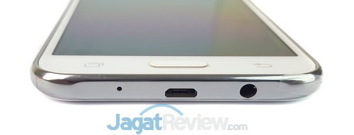 Review Samsung Galaxy J5 Bundling Bolt Super 4G LTE 14 Di bawah ada slot microUSB dan audio jack 3.5mm