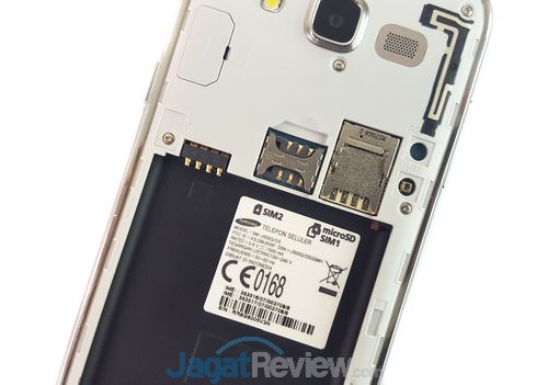 Review Samsung Galaxy J5 Bundling Bolt Super 4G LTE 16 Cover belakang dibuka, Anda akan menemukan slot Dual-SIM dan slot microSD