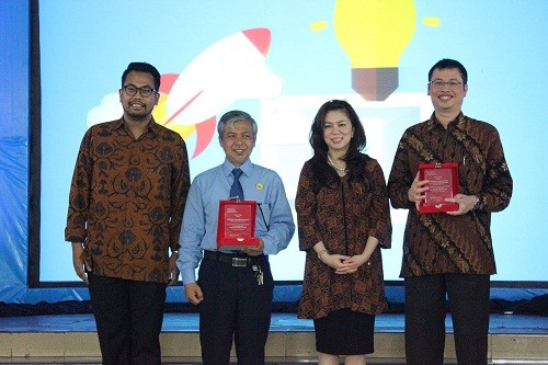 Pembukaan YouthSpark 2015 di Yogyakarta. Dari kiri ke kanan: Ruben Hattari, Corporate Affairs Director, Microsoft Indonesia; Dr. Ir. Didik Purwadi, M.Ec., Assistance for Economic and Development Region Secretariat Yogyakarta Special Region; Veronica Colondam, CEO / Founder, YCAB Foundation; dan Erwan Agus Purwanto, Ph.D., Dekan FISIPOL UGM.