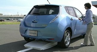 Nissan Berencana Hadirkan Teknologi Wireless Charging untuk Mobil Listrik 39 nissan leaf inductive charging demonstration 100372589 s
