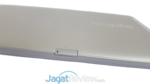 Di sisi yang sama dengan tombol power, Anda juga akan menemukan slot SIM-Card