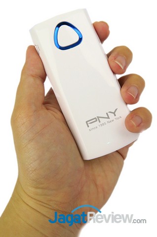 Review Power Bank PNY BE-520 1 bentuknya ramping dan cukup ringan untuk dibawa ke mana saja