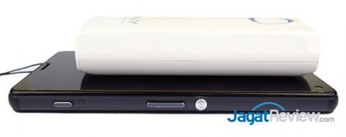 Review Power Bank PNY BE-520 5 perbandingan ketebalan power bank dengan smartphone pengujian