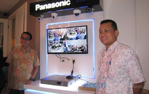 Panasonic Hadirkan IP Camera Terbaru Khusus untuk Segmen Low-End 2 Idi Putranto (Kiri), System Engineer, Panasonic Gobel Indonesia & Hot Asi Nababan, Manager of System Solution Departement PT. Panasonic Gobel Indonesia