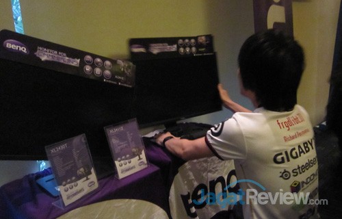 Richard saat mendemokan pengaturan posisi untuk kenyamanan bermain game