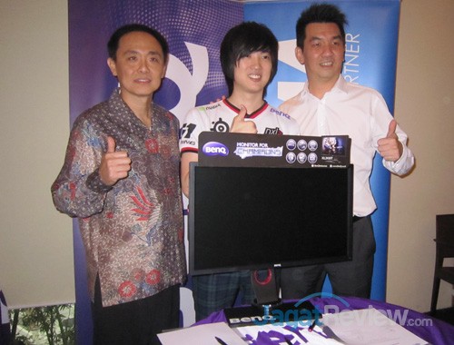 Eko Handoko, Direktur BenQ Indonesia; Richard Permana, Leader Team NXL; Yansen Setiawan, Presiden Direktur PT Harrisma Informatika Jaya