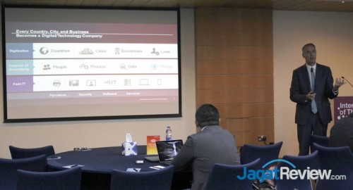 IoT World Forum 2015: Mencari Nilai Lebih dari Digitalisasi 1 Chris White ketika memberi contoh nilai lebih dari IoT