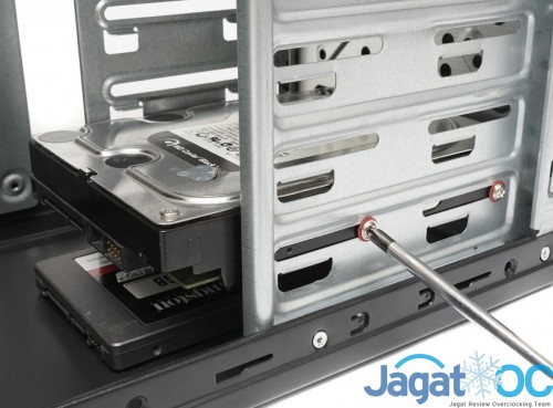 Memasang dan mengunci harddisk 3,5 inch