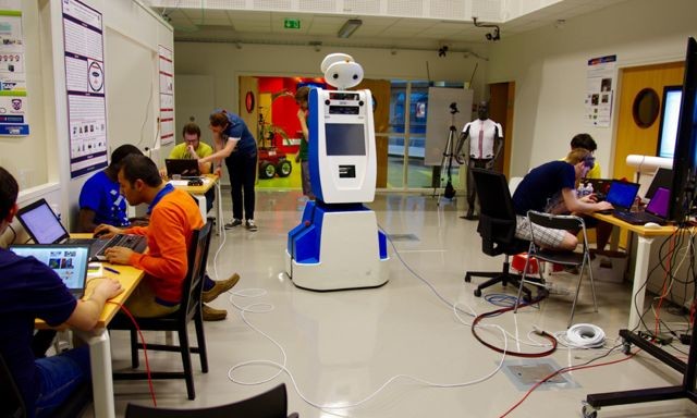 Bandara Schiphol Kini Dilengkapi Robot Pembantu 4 spencer