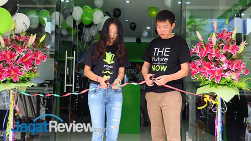 pemotongan pita untuk meresmikan Infinix House