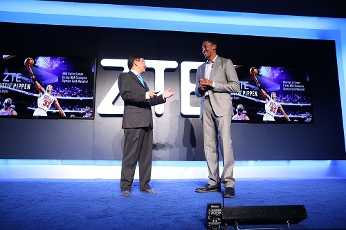 ZTE Terima Empat Penghargaan IDG di CES 2016 1 CEO ZTE USA, Lixin Cheng bersama legenda NBA, Scottie Pippen.