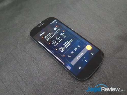 YotaPhone 2, Ponsel dengan Dua Layar Kini Hadir di Indonesia 2 20160216104028