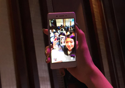 Hands-On Smartphone Oppo F1 5 4