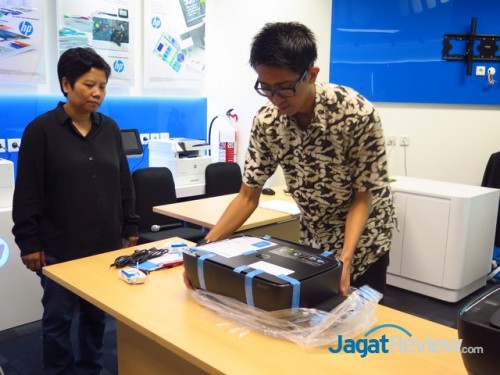 Biaya Cetak Lebih Hemat, HP Luncurkan 2 Tipe DeskJet GT Series Terbaru 2 proses demo dan unboxing bersama