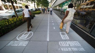 Penggunaan Smartphone Sambil Berjalan Kaki akan Dilarang 2 China