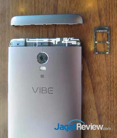 Review Smartphone Android: Lenovo VIBE P1 Turbo 9 posisi slot sim card dan slot SD card berada di atas smartphone