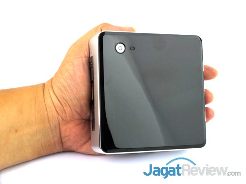 Review Mini PC Desktop: Intel NUC NUC6i3SYK 2 Intel NUC6i3SYK NUC VS Hand Size