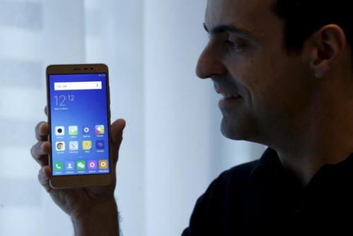 Xiaomi vice president Hugo Barra poses with a Redmi Note 3 during an interview with Reuters after a launching ceremony in Hong Kong, China March 21, 2016.      REUTERS/Bobby Yip