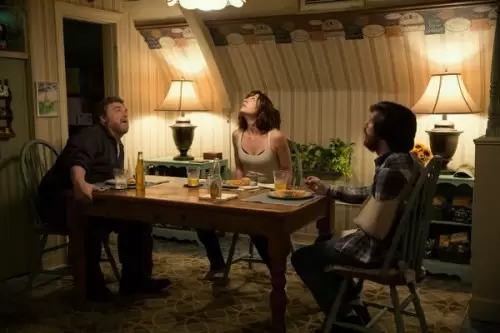 Review 10 Cloverfield Lane: Aneh, Konyol Sekaligus Menegangkan 3 10 Cloverfield Lane Review