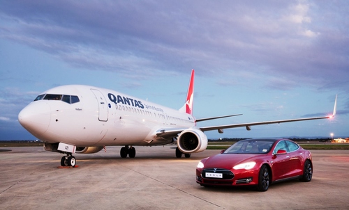 Mobil Tesla Model S Adu Cepat Melawan Pesawat Qantas 16 Boeing 737 dan Model S