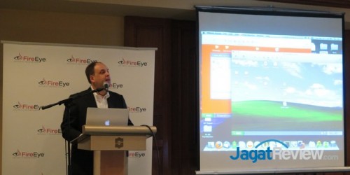 FireEye: Indonesia Lebih Rentan Terhadap Serangan Cyber 2 Steve Ledzian, Technical Director for Asia; tengah mendemokan bagaimana penyerang cyber bisa bekerja dengan mudah