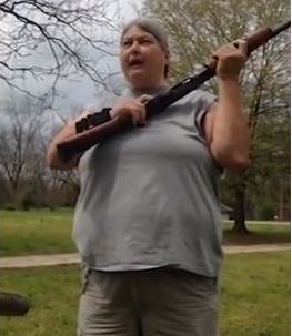 Lagi, Karena Kesal Seorang Ibu Tembak Perangkat Smartphone 1 Mom 3