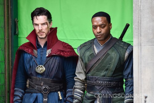 Syuting di New York, Lihat Lebih Dekat Kostum Doctor Strange 3 NEW YORK, NEW YORK - APRIL 02: Actors Benedict Cumberbatch (L) and Chiwetel Ejiofor are seen filming