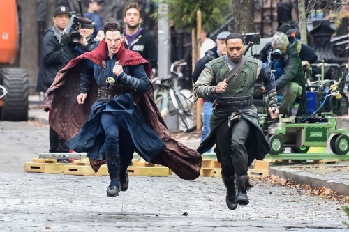 Syuting di New York, Lihat Lebih Dekat Kostum Doctor Strange 2 NEW YORK, NEW YORK - APRIL 02: Actors Benedict Cumberbatch (L) and Chiwetel Ejiofor are seen filming