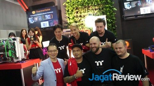 Computex 2016: Thermaltake Fokus Pada Komunitas dan RGB 4 Semua pembuat case mod di booth Thermaltake berfoto bersama