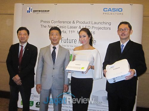 Casio dan Datascrip Hadirkan Dua Proyektor Baru Berteknologi Laser & LED Hybrid 5 Kirii-Kanan: Hirokazu Satoh - Chief Jakarta Representative Office Casio Singapore Pte. Ltd, Itsuro Tezuka - General Manager Casio Singapore Pte. Ltd., Mary T. Oetomo – Division Director pt.Datascrip, dan Jeremy Hermanto – Manajer Divisi pt. Datascrip