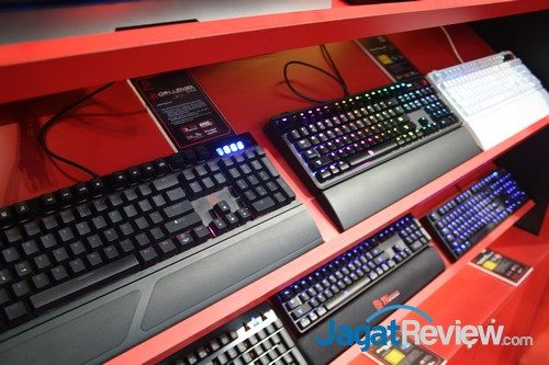 Computex 2016: Thermaltake Hadirkan Jajaran Produk Gaming RGB 2 Challenger Edge RGB (gambar paling dekat) mampu memberi nuansa setara keyboard mekanik