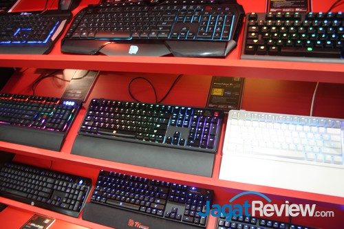 Computex 2016: Thermaltake Hadirkan Jajaran Produk Gaming RGB 3 Poseidon Z RGB (gambar tengah) mewakili keyboard mekanik Tt-esports dengan kemampuan tinggi