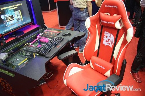 Computex 2016: Thermaltake Hadirkan Jajaran Produk Gaming RGB 13 Meja ini dipesan beserta kursinya