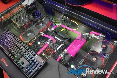 Computex 2016: Thermaltake Hadirkan Jajaran Produk Gaming RGB 14 Bagian dalam meja diperlihatkan dengan bantuan kaca pelindung