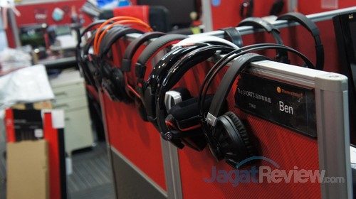 Mengunjungi Thermaltake Headquarter di Taipei! 26 Iri rasanya melihat semua headphone gaming TT Esports dijajarkan seperti ini...