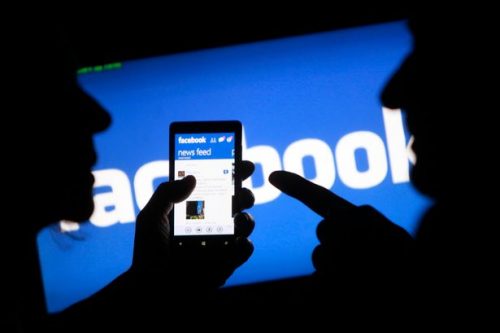10 Ribu Pengguna Facebook Terserang Malware Baru dalam Dua Hari 1 A-smartphone-user-shows-the-Facebook-application