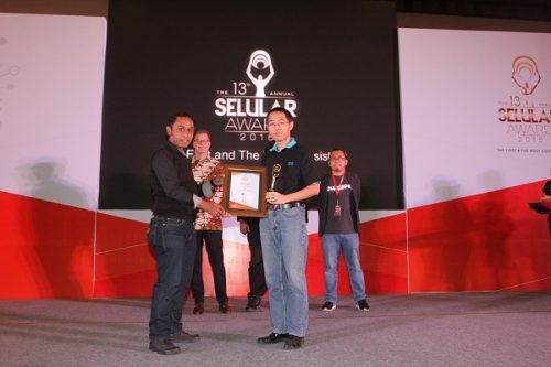 Direct Release: ZTE Terus Membuktikan Komitmennya Kepada Indonesia Dengan Memenangkan Penghargaan ‘Best Network Technology’ di Selular Award 2016 1 Mr. Gong Ming, Chief Technology Officer dari ZTE Indonesia, menerima penghargaan yang diberikan oleh Indra Khairuddin, Redaktur dari Selular Media Group