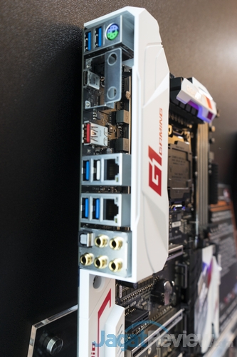 Gigabyte Perkenalkan Motherboard Gaming Seri Terbaru Untuk Chipset X99 2 GA-X99-UltraGaming_RearIO
